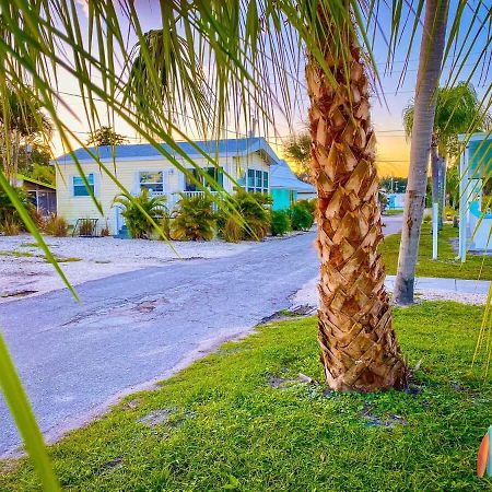 Pinecraft Cottage Tiny Home サラソータ エクステリア 写真